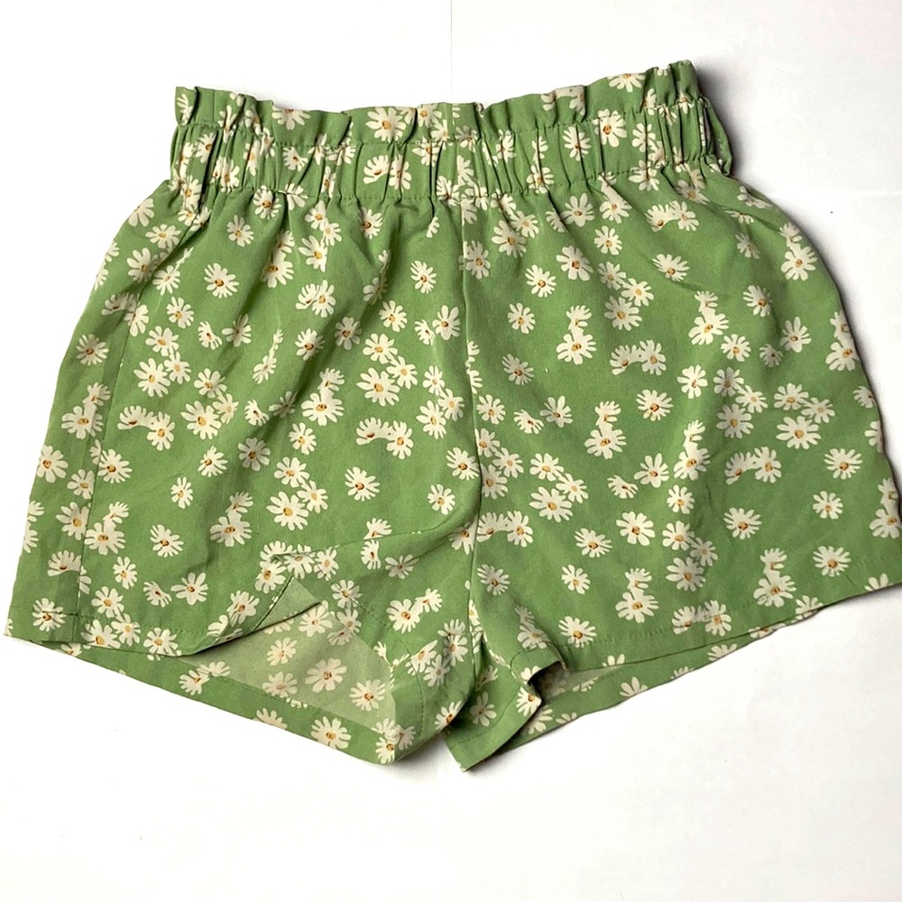 Daisy SHEIN shorts. Green, Size small, (12-13).